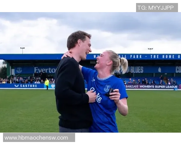 足球明星浪漫求婚现场照片曝光感动无数球迷与爱侣共谱幸福篇章 足球明星浪漫求婚现场照片曝光感动无数球迷与爱侣共谱幸福篇章